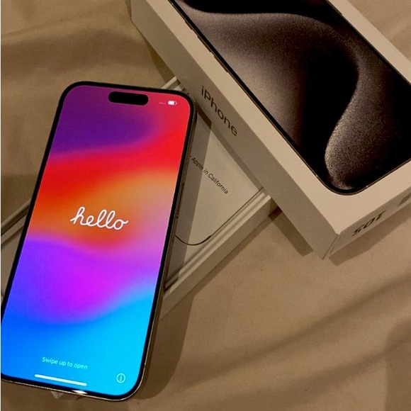 iPhone 15 (128 GB) - Picture 1 of 4